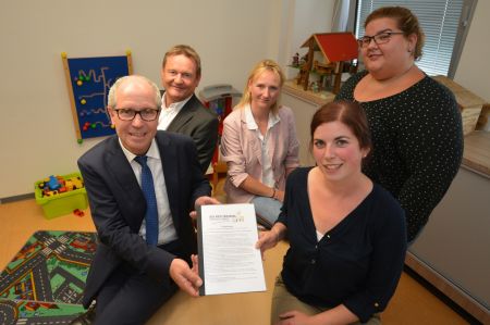 Zu sehen sind die Mitglieder des JAEB bei der Übergabe der Ergebnisse an Landrat Müller